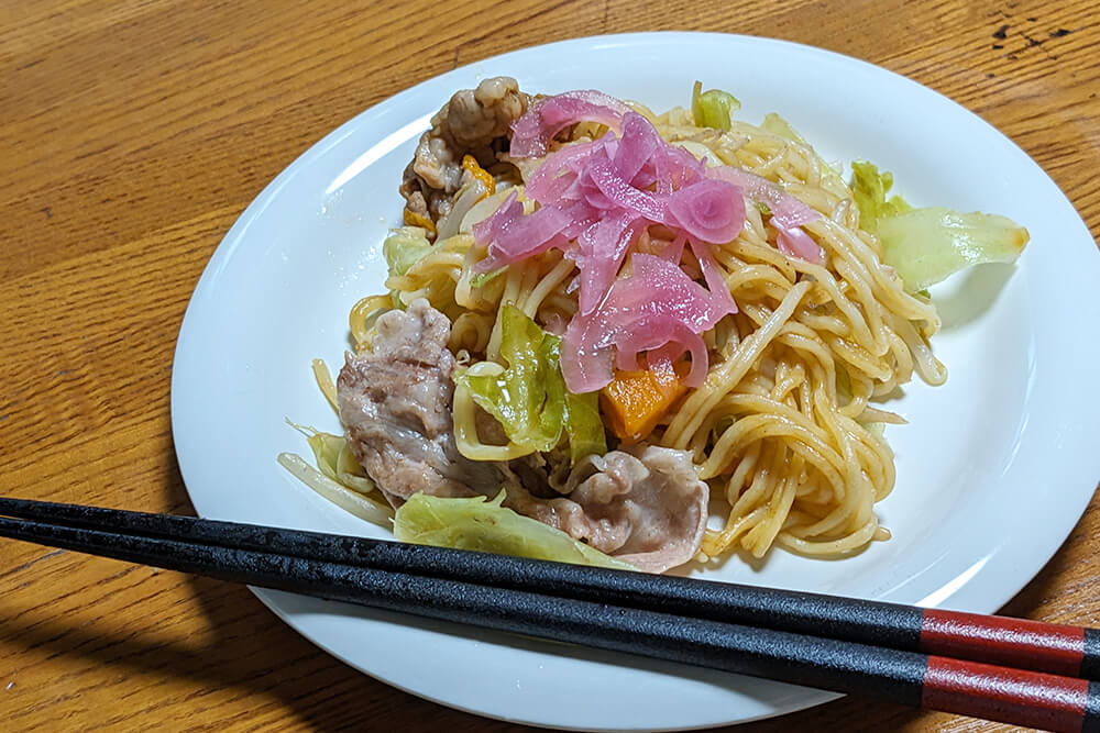 焼きそばに酢たまねぎ